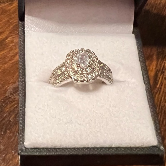 Engagement ring - Picture 2 of 6